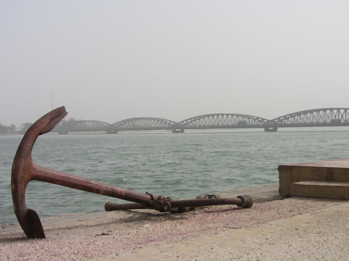Saint-Louis - 06 Pont Faidherbe et ancre marine, Saint-Louis, Senegal, 2013
