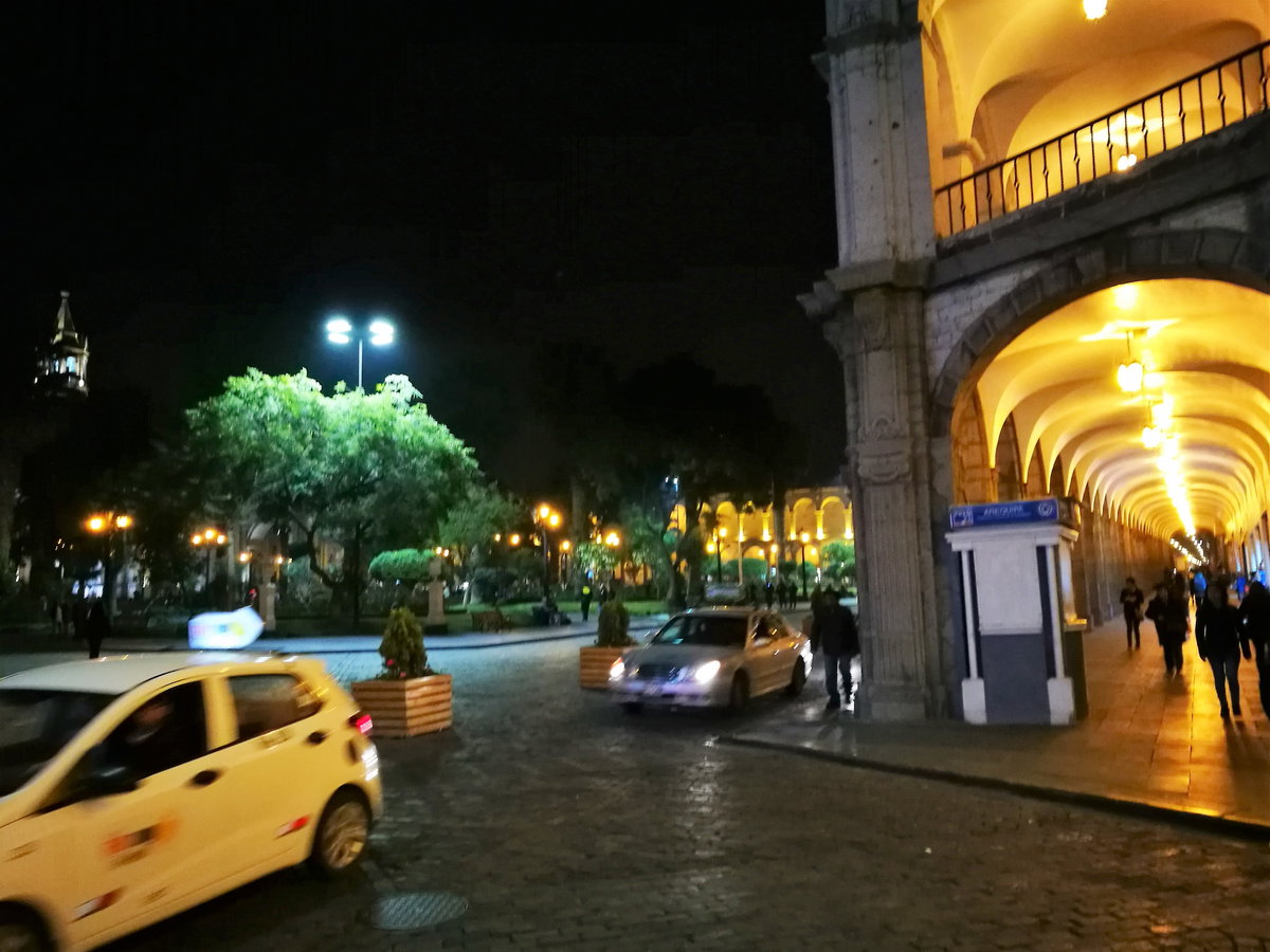 Plaza de Armas d'Arequipa de nit des del carrer Puente Bolognesi, Arequipa, Peru, 2017