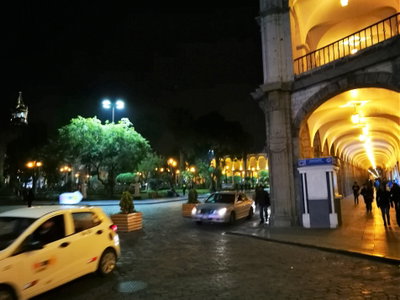 Plaza de Armas d'Arequipa de nit des del carrer Puente Bolognesi, Arequipa, 2017