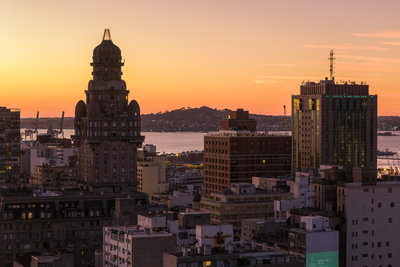 Vista aerea del Palacio Salvo, Montevideo, 2024