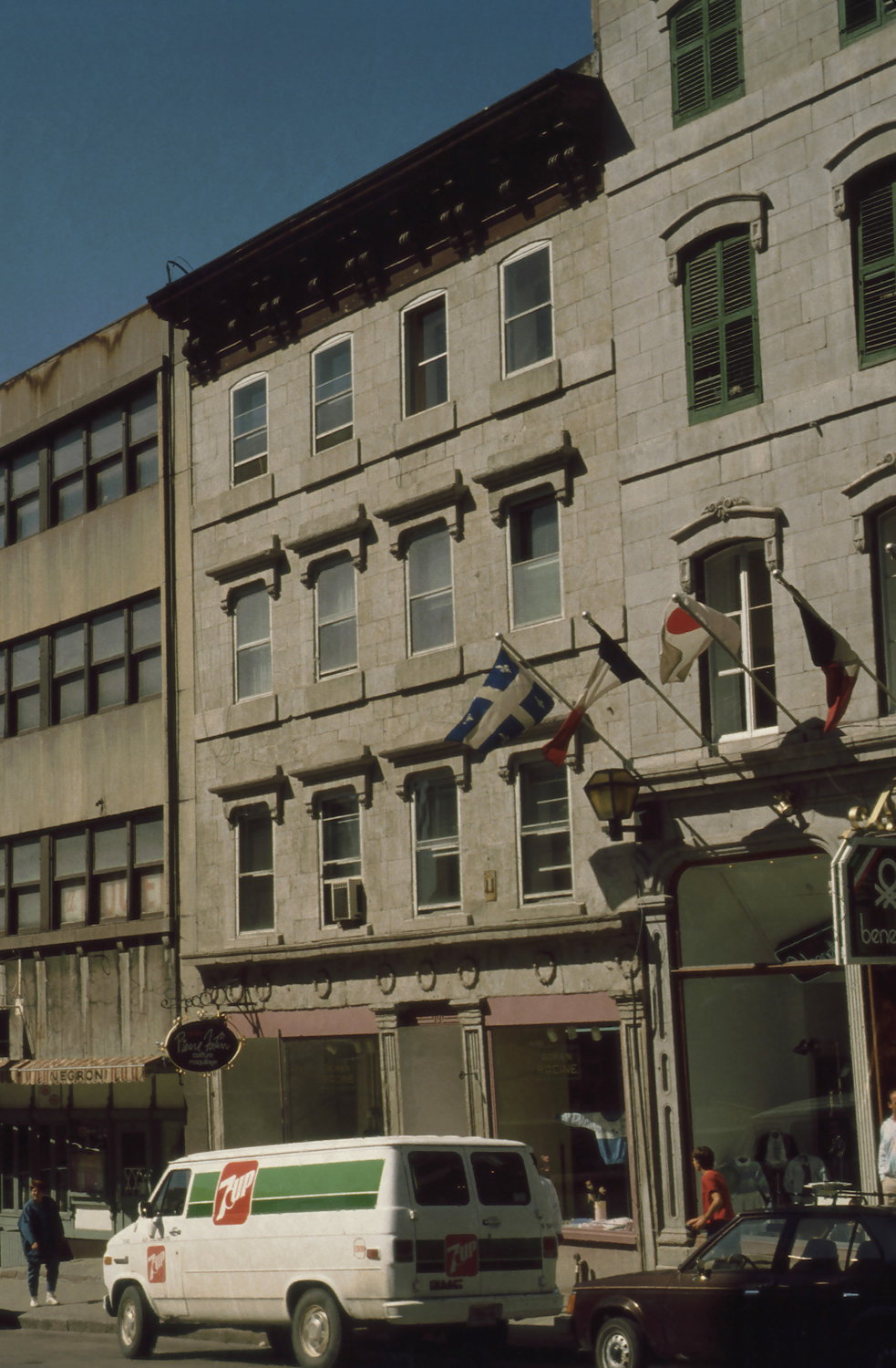 Maison, 28, côte de la Fabrique, Québec façade, à droite l'ancien cinéma empire, no 24, à gauche le no, Quebec City, Canada, 1987