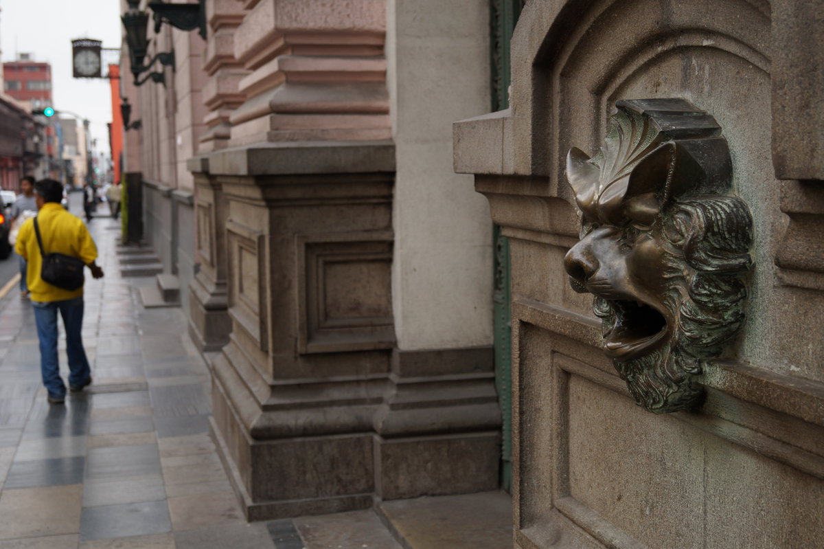 León en la entrada de "La casa de la gastronomía peruana" Centro de Lima, Lima, Peru, 2014