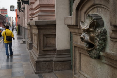 León en la entrada de "La casa de la gastronomía peruana" Centro de Lima, Lima, 2014
