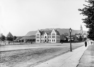 Den gamle jernbanestasjonen, Christies gate i Bergen ca 1883 - Rettighetshaver til fotoet er Spesialsamlingene til Universitetsbiblioteket i Bergen. Fotograf Knud Knudsen 01, Bergen, 1883