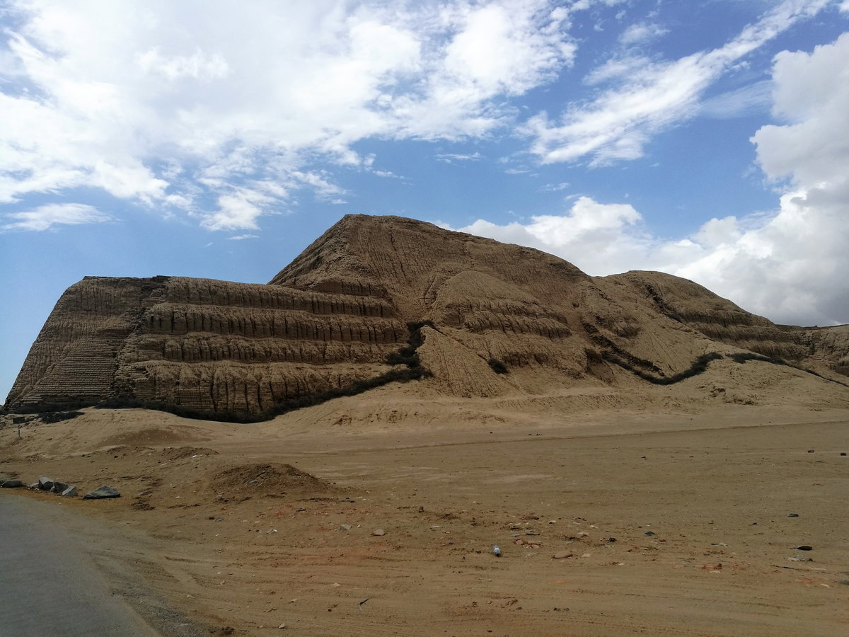 Huaca del Sol des de la carretera02, Trujillo, Peru, 2017