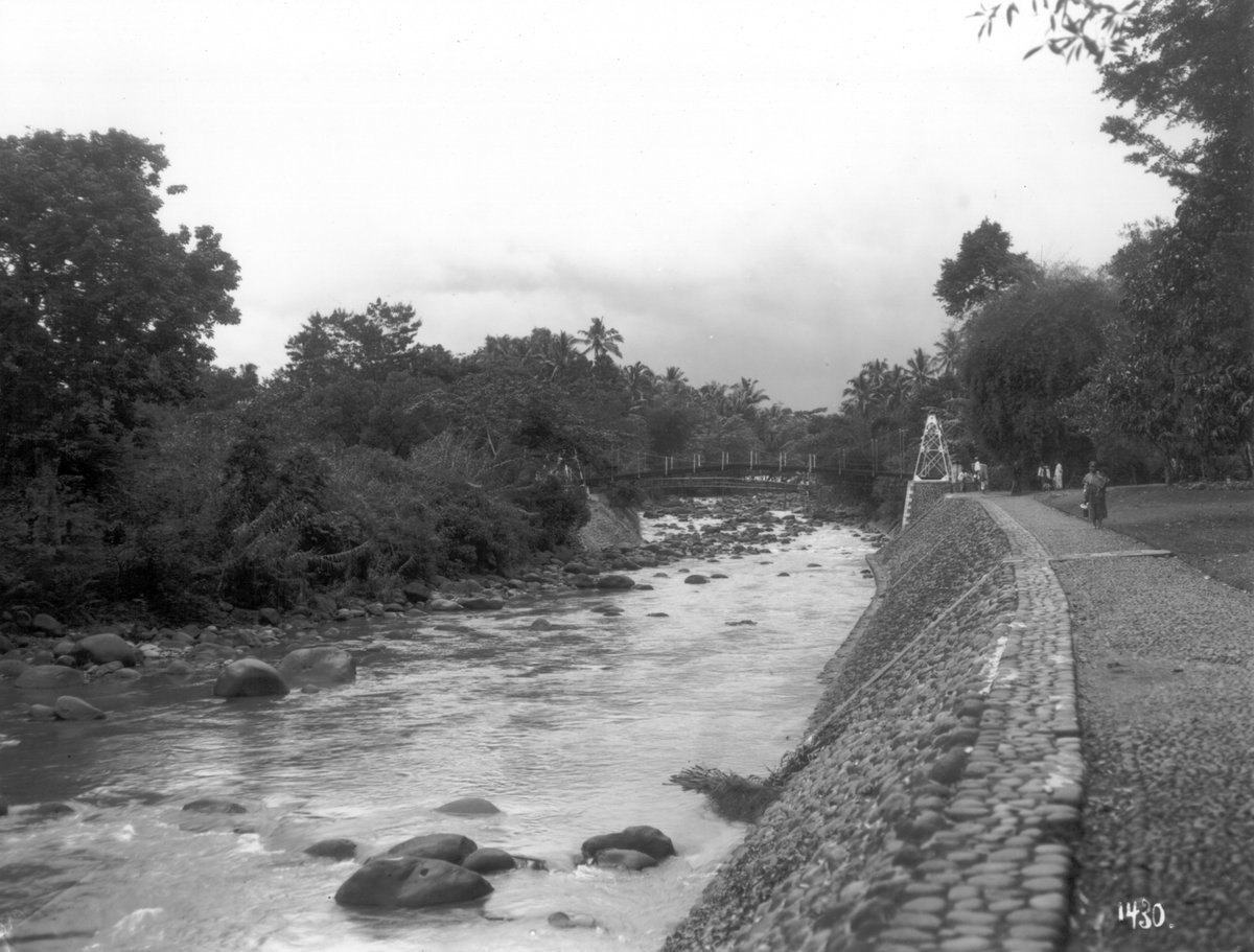 EU: Park und Promenade am Fluss Liwoeng, Buitenzorg (1912), Bogor, Indonesia, 1912