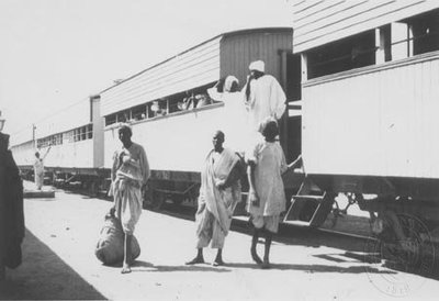 EU: Cestující u vlaku na zastávce do Port Súdánu (1901), Port Sudan, 1901