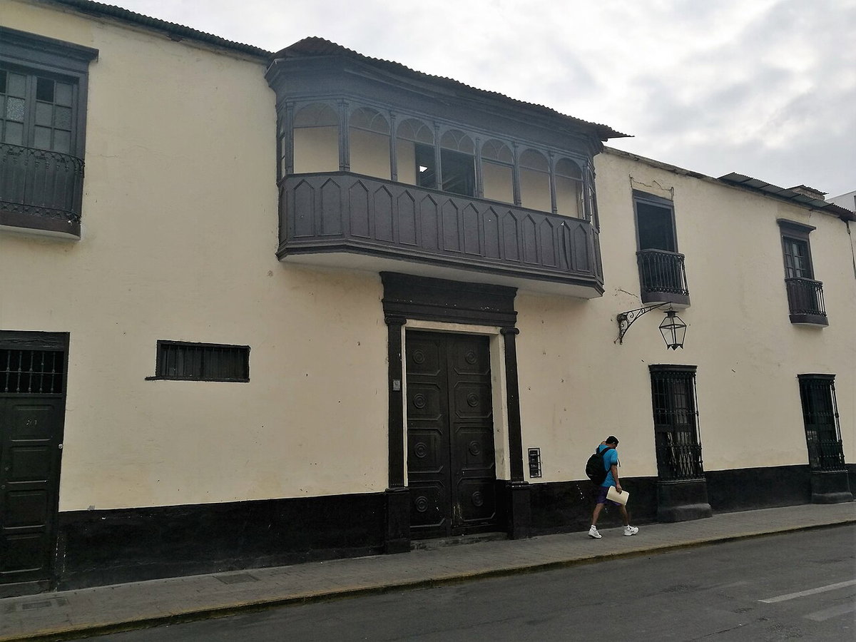 Edifici del carrer Orbegoso de Trujillo, Perú amb Tribuna de fusta, Trujillo, Peru, 2017
