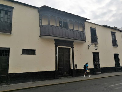 Edifici del carrer Orbegoso de Trujillo, Perú amb Tribuna de fusta, Trujillo, 2017