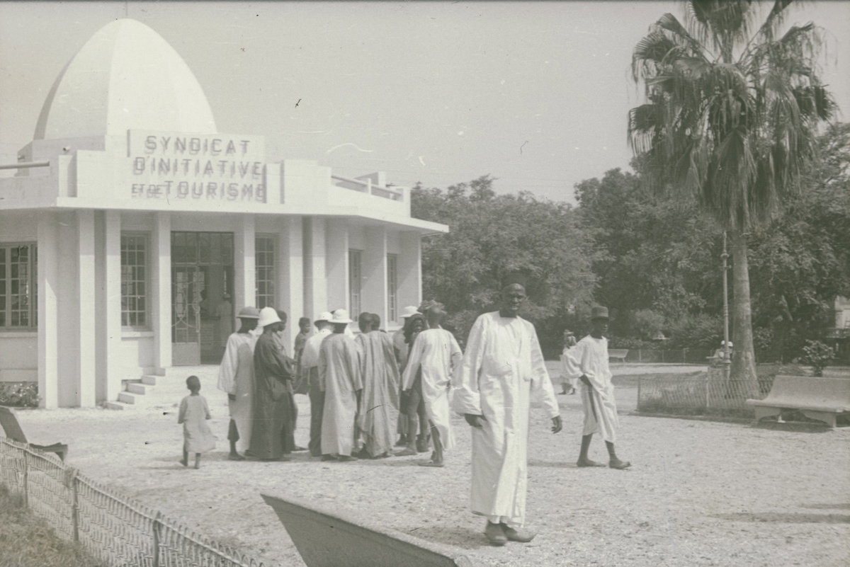 EU: Reisefotos Haiti. Port-au-Prince. Straßenbild mit Fremdenverkehrsbüro (Syndicat d'initiative et de tourisme) (1939), Port-au-Prince, Haiti, 1939