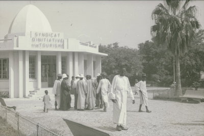 EU: Reisefotos Haiti. Port-au-Prince. Straßenbild mit Fremdenverkehrsbüro (Syndicat d'initiative et de tourisme) (1939), Port-au-Prince, 1939