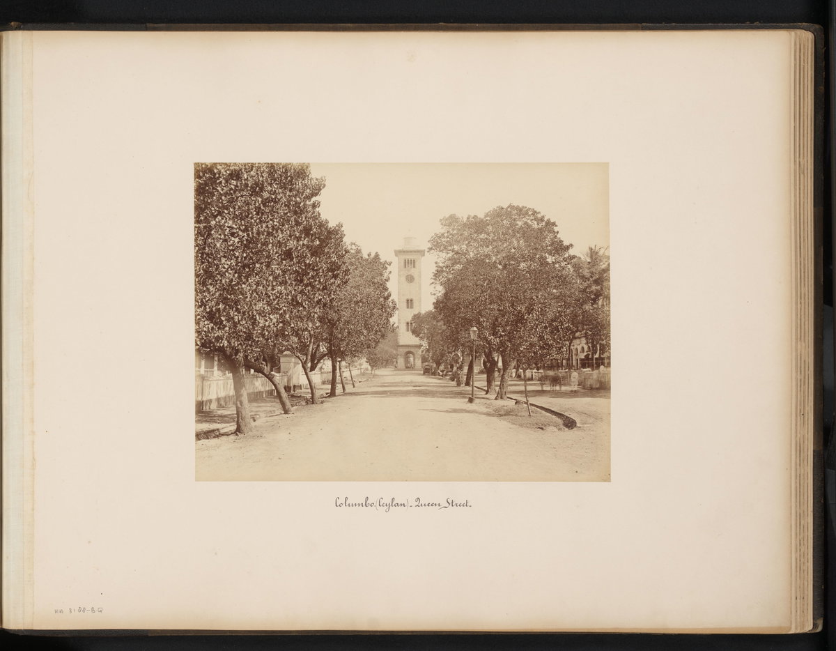 Gezicht op de vuurtoren in Queen Street in Colombo op Brits Ceylon, Colombo, Sri Lanka, 1880