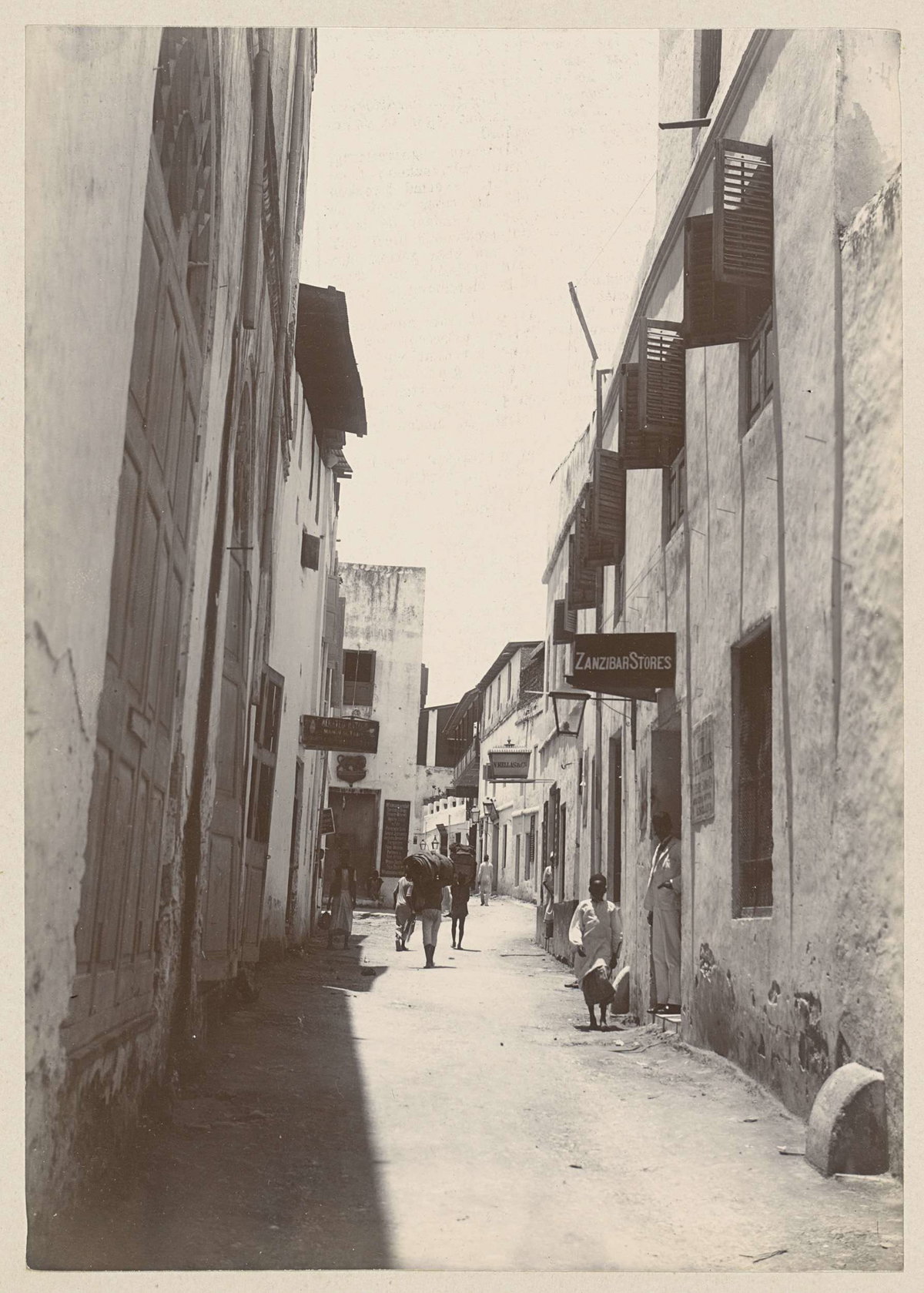 EU: Voorbijgangers in een straat te Zanzibar (Rijksmuseum, RP-F-2012-96-241) (1900), Stone Town, Zanzibar, Tanzania, 1900