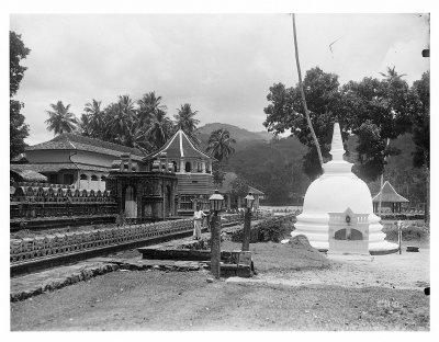 EU: Kandy, Sri Lanka: Temple of teeth with stupa (1913), Kandy, 1913