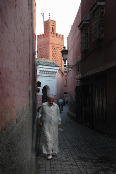 Old man in the street, in front of the Al-Wusta mosque, Marrakech, Marrakech, 2008