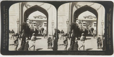 EU: An Oriental omnibus - elephant with its load of passengers at the palace gate, Jaipur, India (1900), Jaipur, 1900