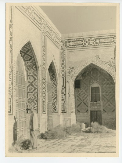 EU: At the yard of Medres, Samarkand, 1960 (1960), Samarkand, 1960