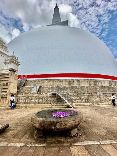 Ruwanwelisaya - Ofrena, Anuradhapura, 2023
