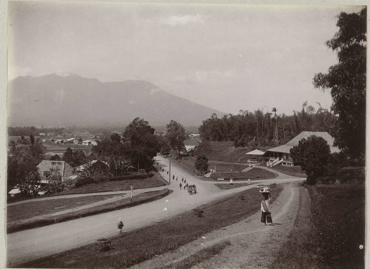EU: Overzicht van de stad Bukittinggi op west Sumatra met op de achtergrond de Merapi. (1901), Bukittinggi, Indonesia, 1901