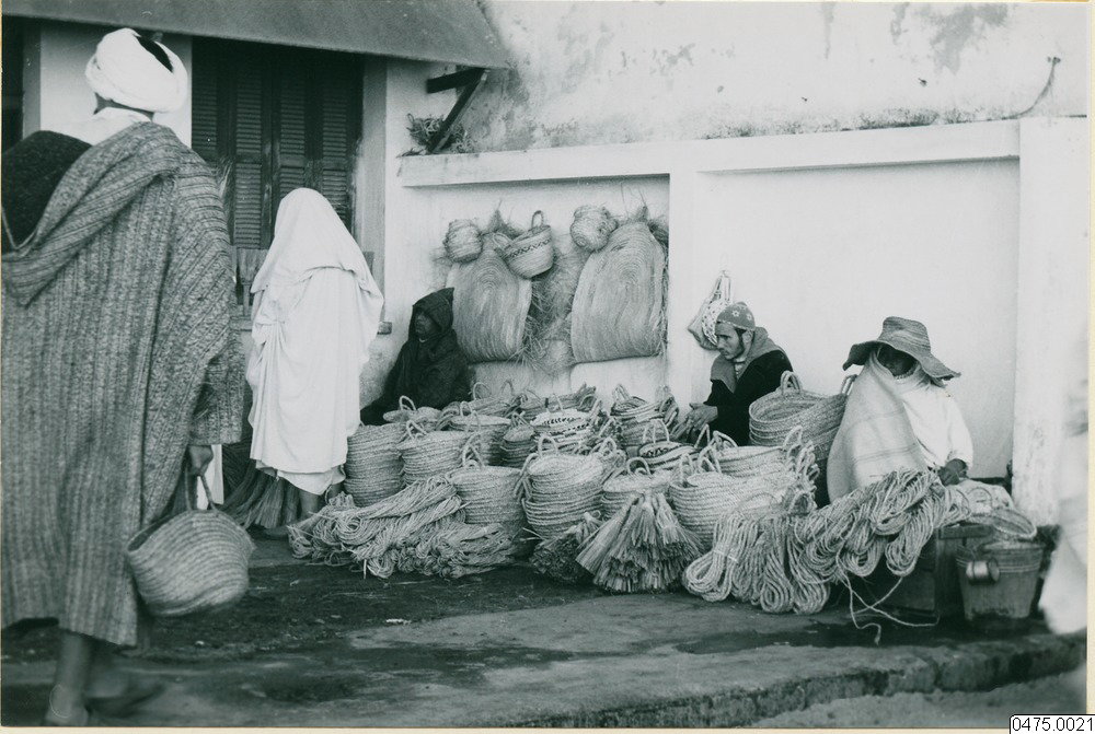 EU: affär, försäljare, korg (basket sellers, market street) (1949), Essaouira, Morocco, 1949