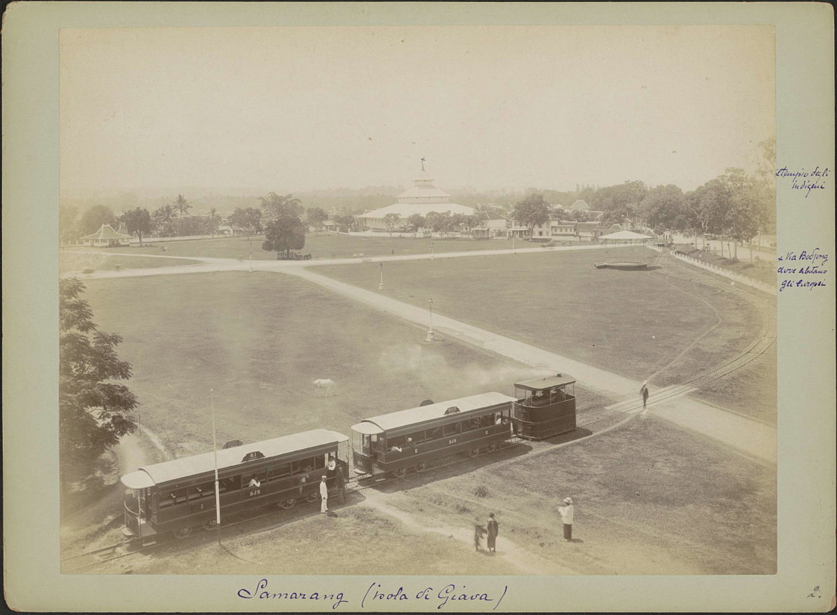 EU: Grasveld (aloon-aloon) in Semarang met een treinstel van de SJS en op de achtergrond een moskee (1870), Semarang, Indonesia, 1870