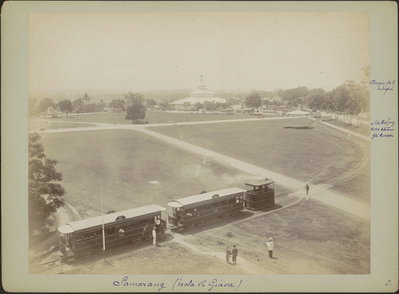 EU: Grasveld (aloon-aloon) in Semarang met een treinstel van de SJS en op de achtergrond een moskee (1870), Semarang, 1870