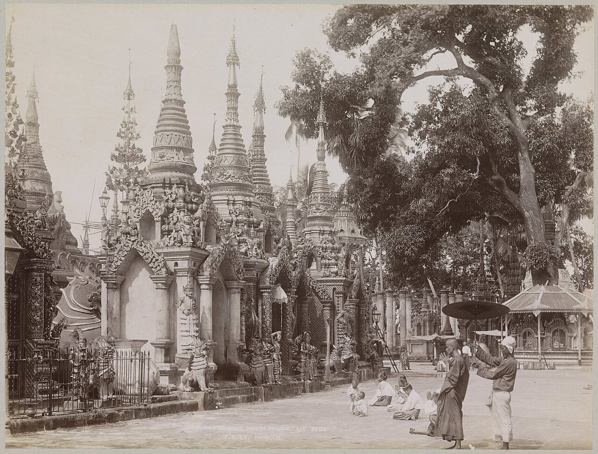 Biddende mensen bij de Shwedagon Pagode, Rangoon Scene on the Shwe Dagon Pagoda 546 recd (titel op object), Yangon, Myanmar, 1895