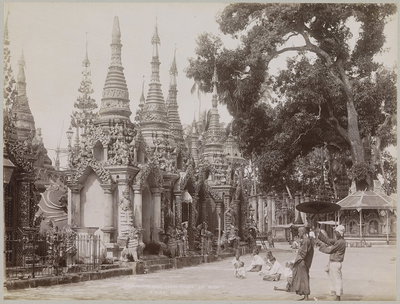 Biddende mensen bij de Shwedagon Pagode, Rangoon Scene on the Shwe Dagon Pagoda 546 recd (titel op object), Yangon, 1895