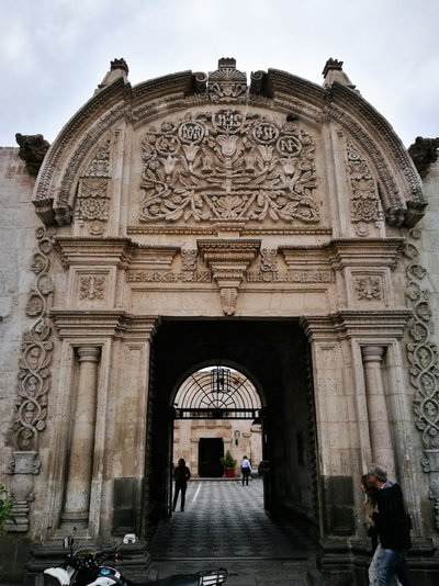 Porta de la Casona Tristán del Pozo des del Pasaje de la Catedral d'Arequipa, Arequipa, 2017