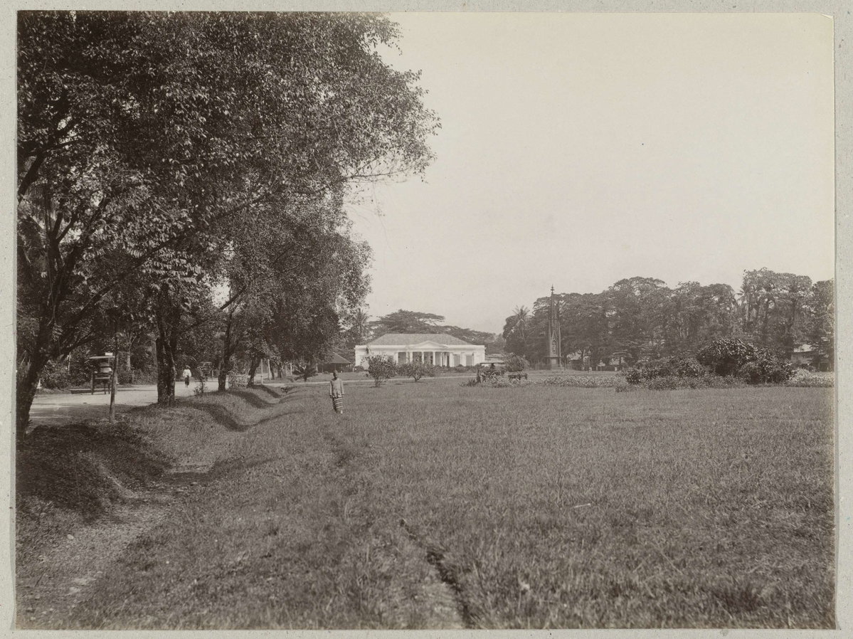 EU: Het Michielsmonument op het plein in Jakarta. (1890), Jakarta, Indonesia, 1890