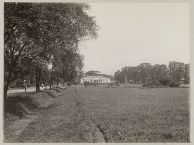 EU: Het Michielsmonument op het plein in Jakarta. (1890), Jakarta, 1890