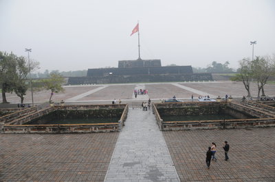 Cột cờ đại nội nhìn từ Ngọ Môn, Hue, 2010