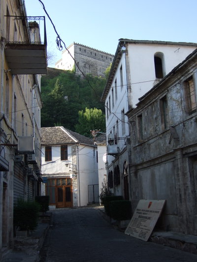 f Gjirokastra - Gasse mit Sportministerium, Gjirokastër, 2011