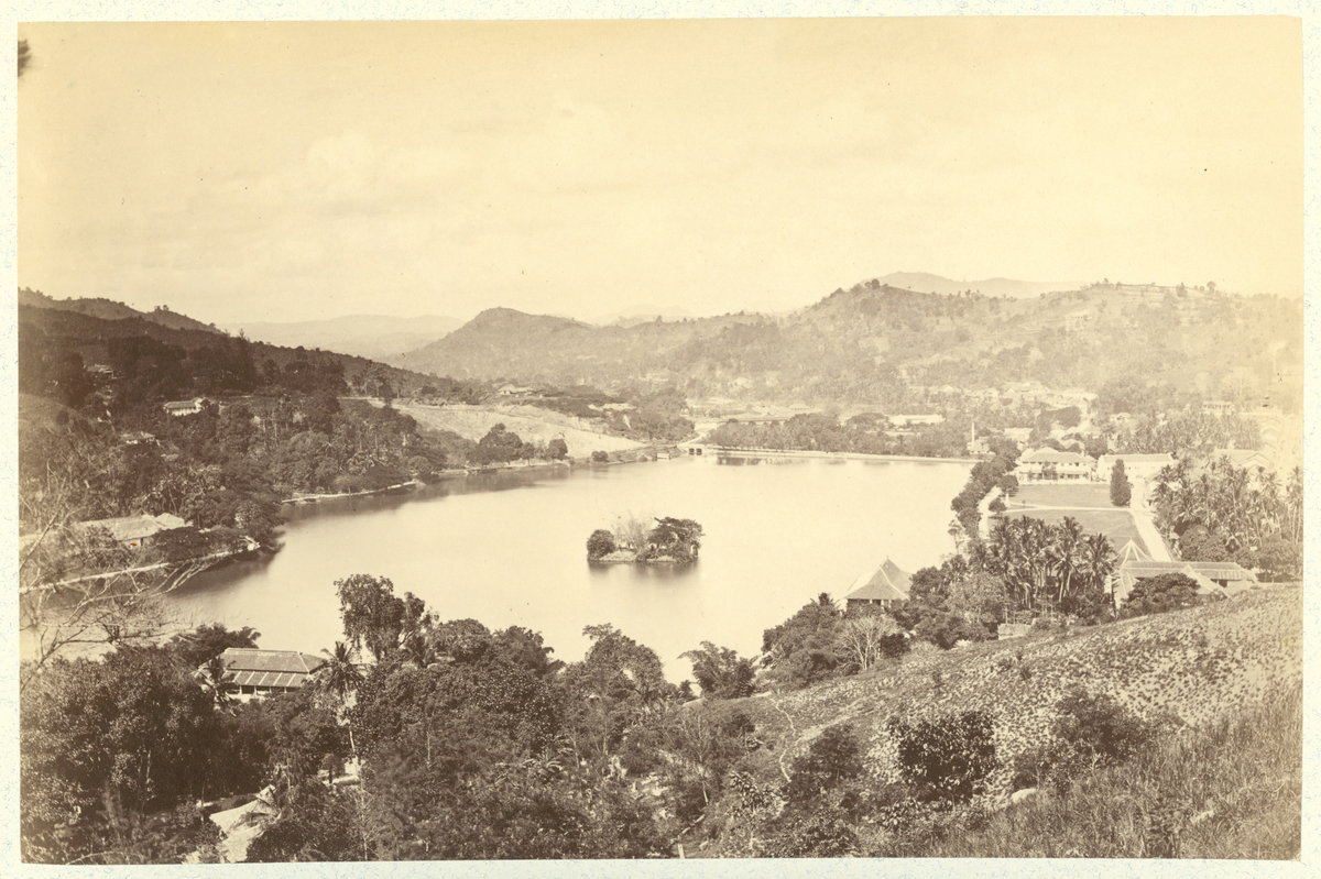 EU: Bilden föreställer en panorama över Ceylons gamla huvudstad Kandy. (1883), Kandy, Sri Lanka, 1883
