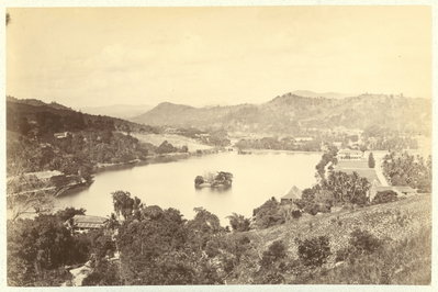 EU: Bilden föreställer en panorama över Ceylons gamla huvudstad Kandy. (1883), Kandy, 1883