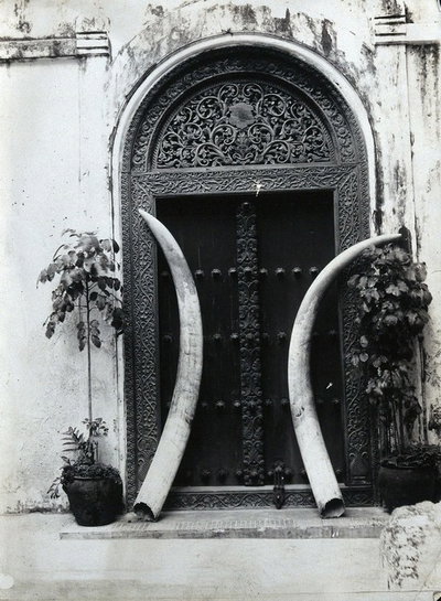 EU: An ornate carved doorway in Zanzibar (1900), Stone Town, 1900