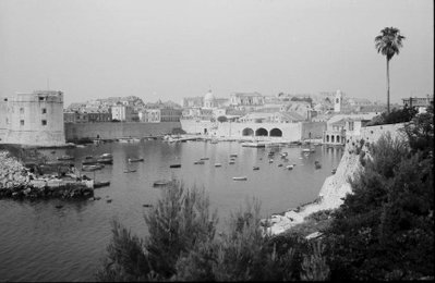 EU: Dubrovnik: Gesamtansicht Hafen mit Bogenlaube (1961), Dubrovnik, 1961