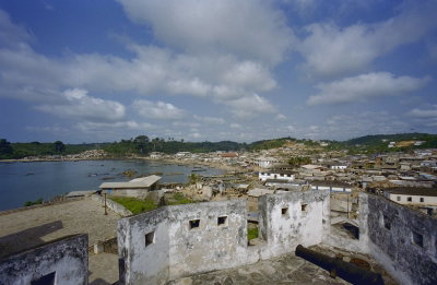 EU: aanzicht bastion rechts voor met stadsgezicht (2000), Dixcove, 2000