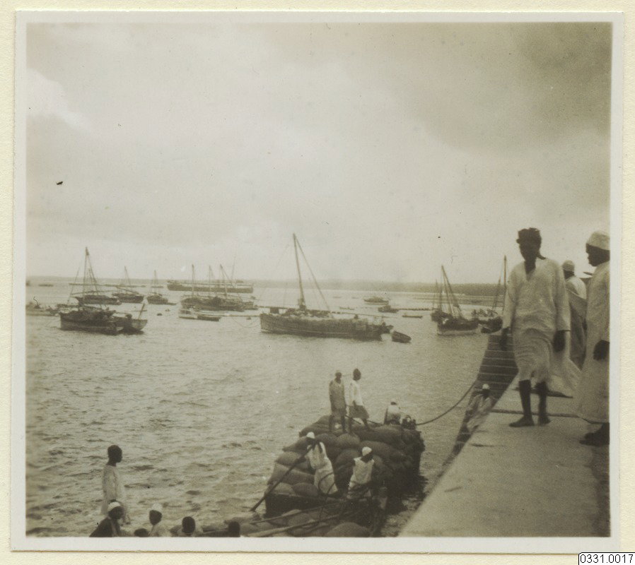 EU: Zanzibar harbour with dhows and dock workers (1933), Zanzibar City, Tanzania, 1933