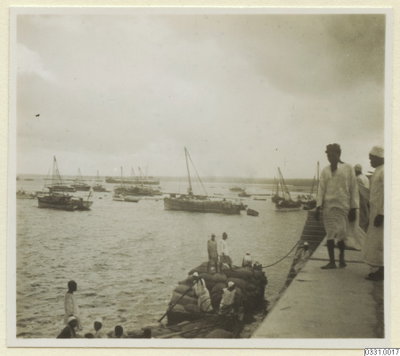 EU: Zanzibar harbour with dhows and dock workers (1933), Zanzibar City, 1933