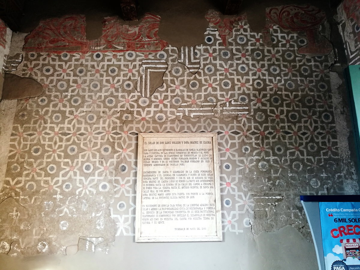 Pared esgrafiada amb motius geomètrics del Palau de Don Garci Holguin amb placa informativa, Trujillo, Peru, 2017