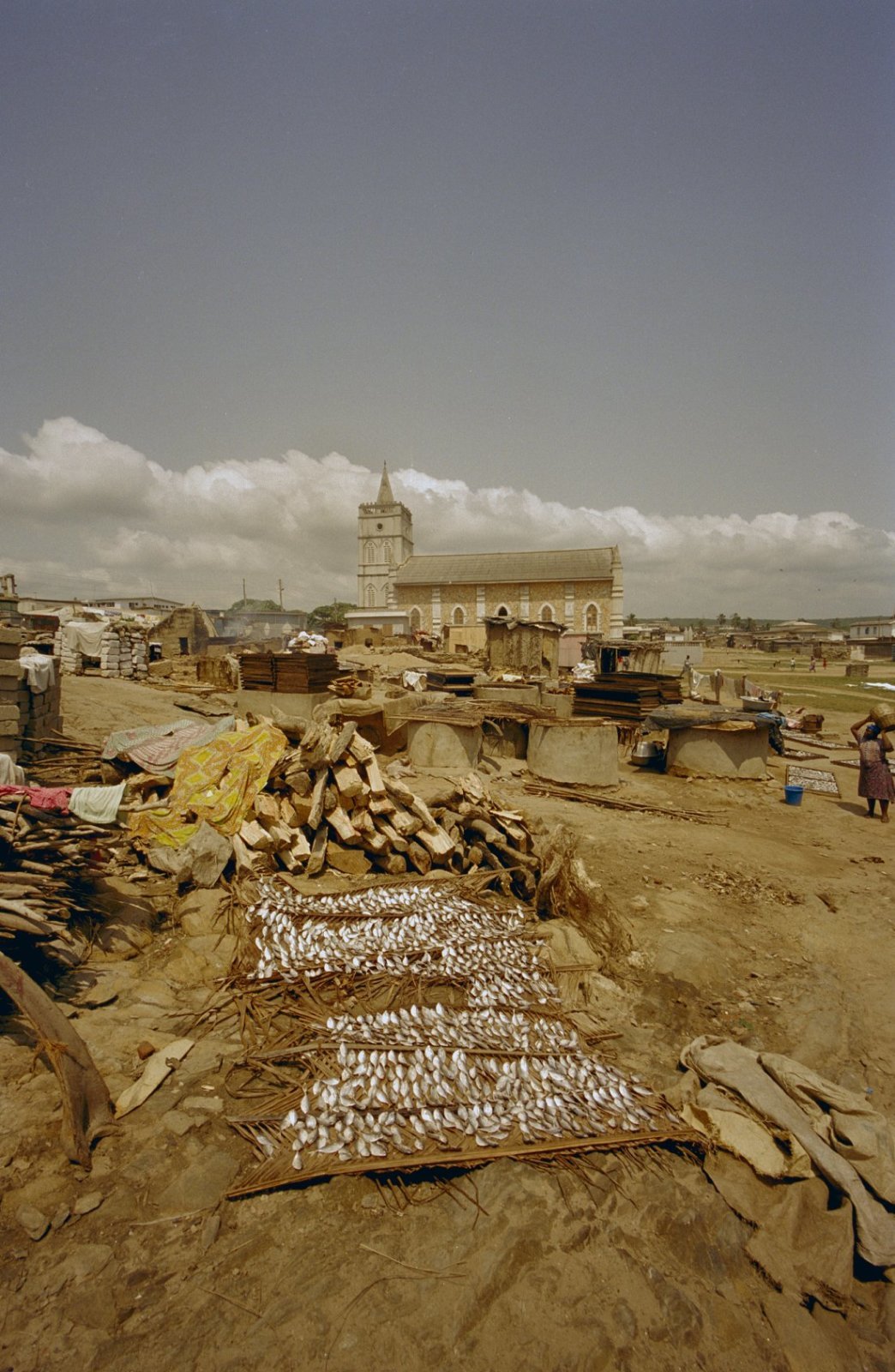 EU: Overzicht noordgevel kerk en visrokerij op de voorgrond (2000), Anomabu, Ghana, 2000