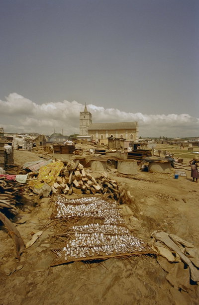 EU: Overzicht noordgevel kerk en visrokerij op de voorgrond (2000), Anomabu, 2000