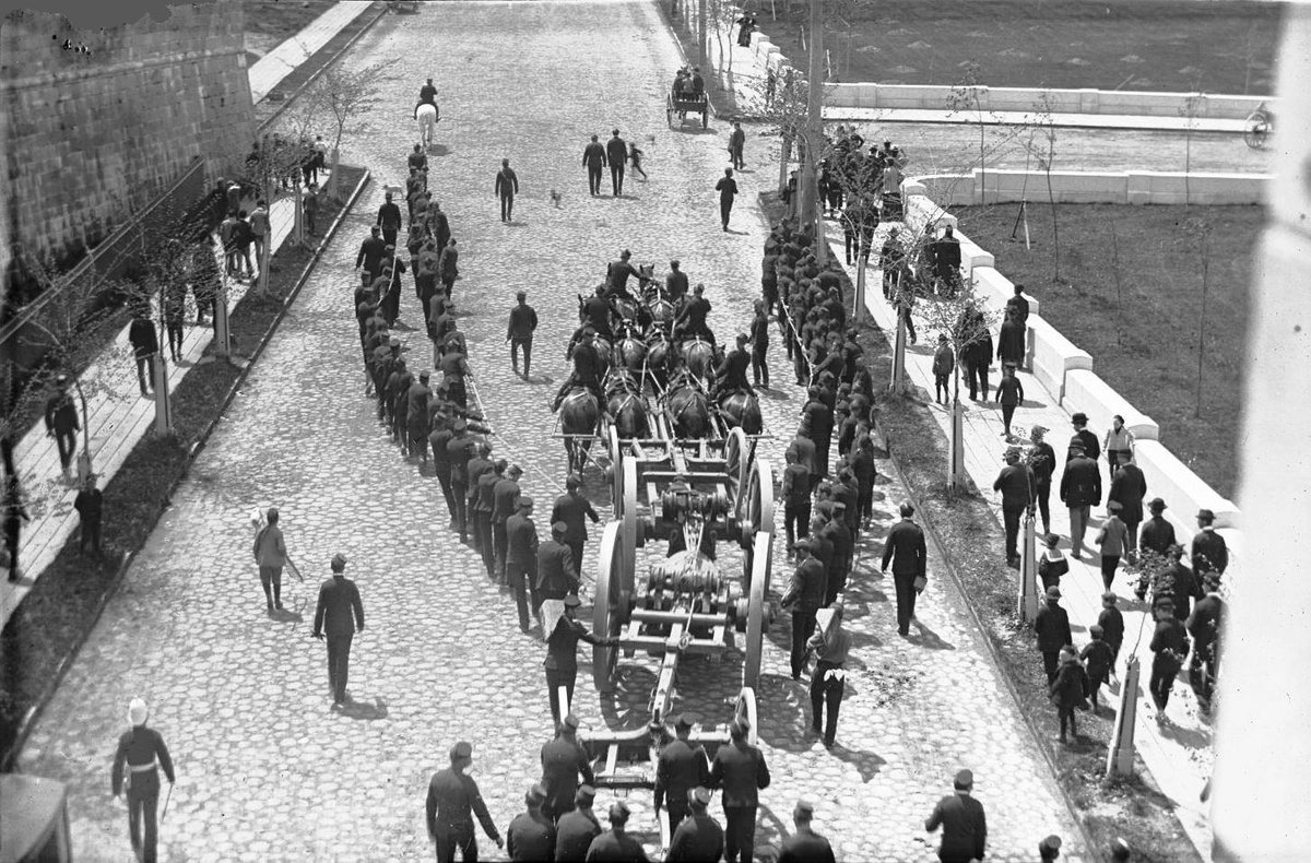 Vue en plongee prise de la porte Saint-Louis sur un transport de canon Palliser de 15 tonnes. La Grande Allee Est vers, Quebec City, Canada, 1895