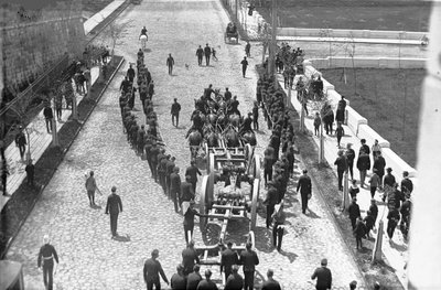 Vue en plongee prise de la porte Saint-Louis sur un transport de canon Palliser de 15 tonnes. La Grande Allee Est vers, Quebec City, 1895