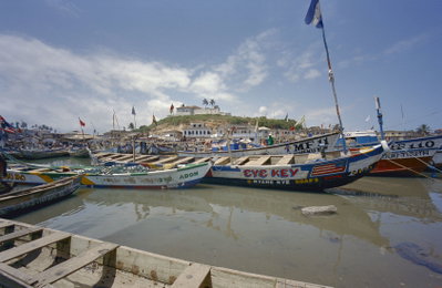 Zicht op vissersboten in de haven - Elmina - - RCE, Elmina, 2002