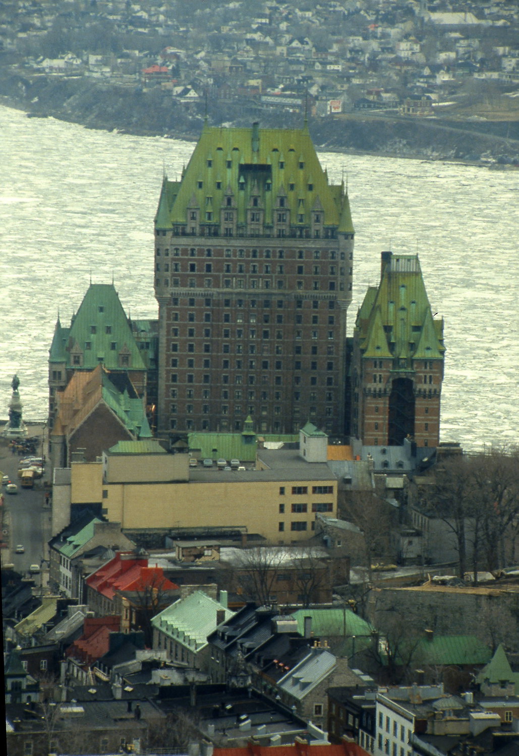 Ville de Québec le Château Frontenac vu du haut de l'édifice G Édifice Marie-Guyart, Quebec City, Canada, 1981