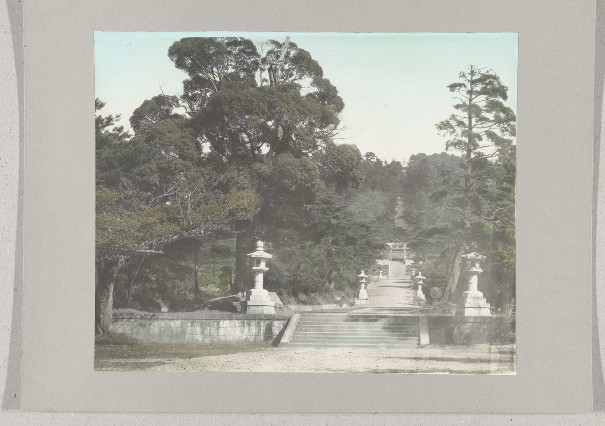 EU: Trap tussen bomen, Kyoto (1905), Kyoto, Japan, 1905