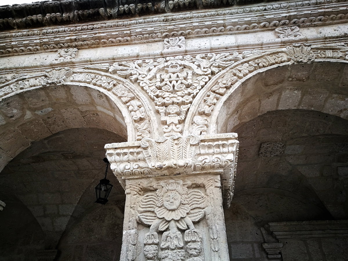 Detall dels Arcs gravats del Claustre de l'esglesia convent de la Companyia de Jesus d Arequipa02, Arequipa, Peru, 2017