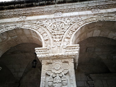 Detall dels Arcs gravats del Claustre de l'esglesia convent de la Companyia de Jesus d Arequipa02, Arequipa, 2017
